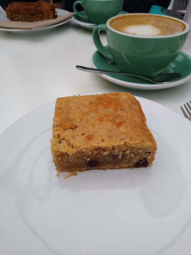 菜肴“Peanut Butter And Choc Chip Blondie”的照片