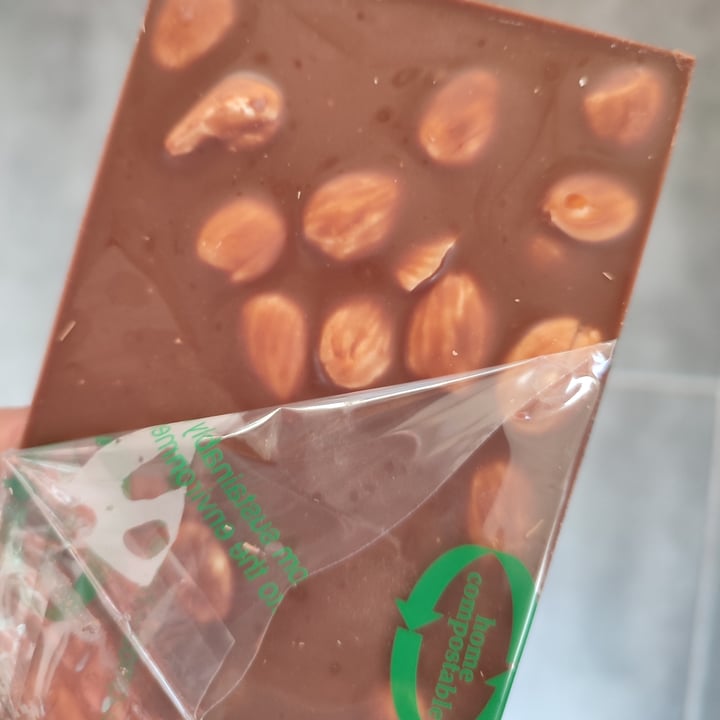 photo of Artisans du Monde Chocolat Vegan Croquant Amandes shared by @frenchvegangirl on  27 Feb 2022 - review