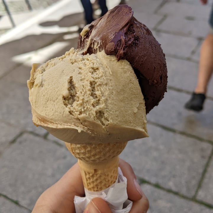 photo of ReGelato Gelato Pistacchio E Cioccolato Fondente shared by @laubi on  27 Apr 2022 - review