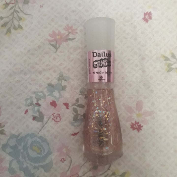 photo of Dailus Esmalte Babado Glitter A mãe tá on (Pink Glitter Nail Polish) shared by @mabelzinha on  21 Sep 2021 - review
