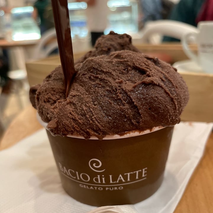 photo of Bacio di latte Sorvete de Chocolate 70% cacau shared by @luanagardin on  02 Feb 2022 - review