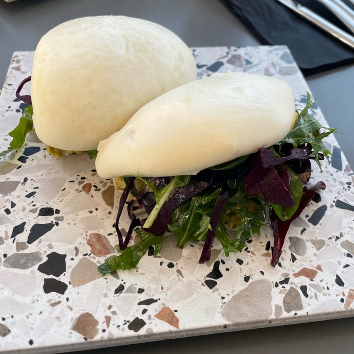 photo of Il Forte caffè e cucina Bao con cavolo viola, avocado e maionese shared by @lacasadirob on  17 Mar 2022 - review