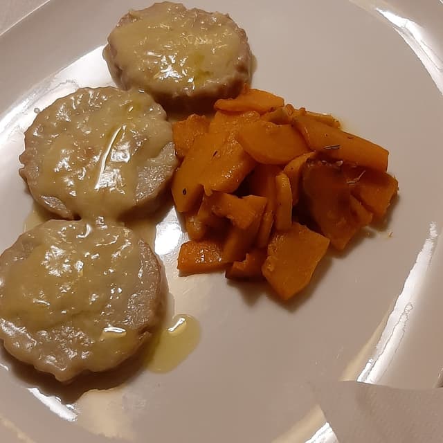 Photo of the dish “Scaloppine di seitan aromatizzate all'arancia con zucca al rosmarino”