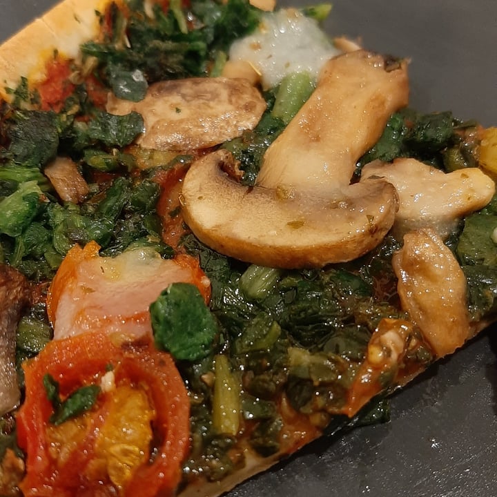photo of Vemondo Vegan Pizza Verdura with Spinach, Tomatoes & Mushrooms shared by @zingara on  16 Apr 2022 - review