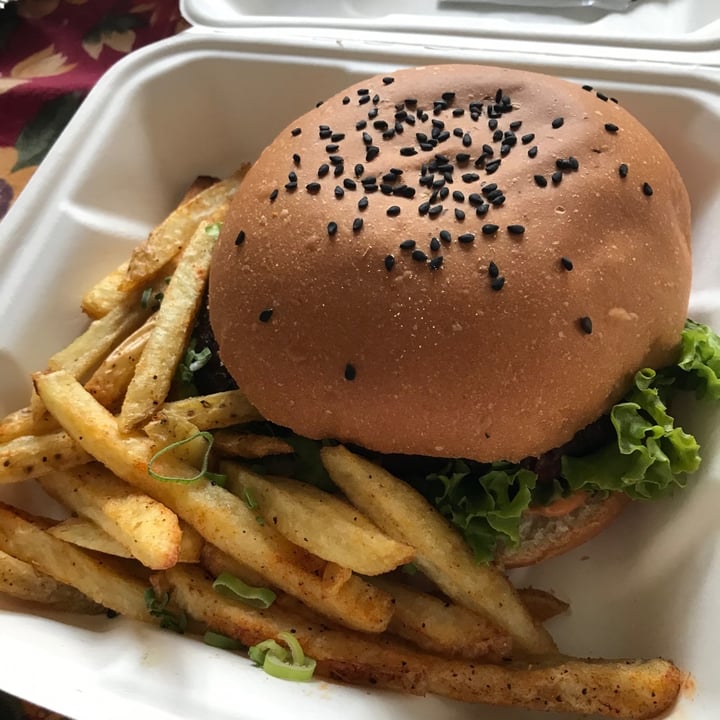 photo of Moonrise Comida Vegana Aguacatera burger shared by @andreaxolotl on  29 Mar 2020 - review