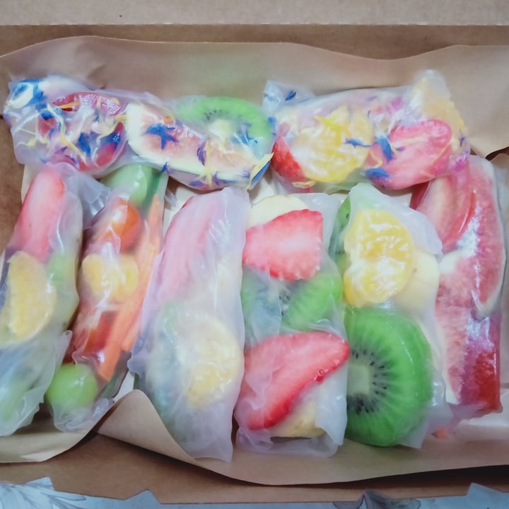 photo of Wakamama Atypical Rainbow Rice Paper Roll Raw Vegan shared by @veganspicegirl on  05 Mar 2022 - review