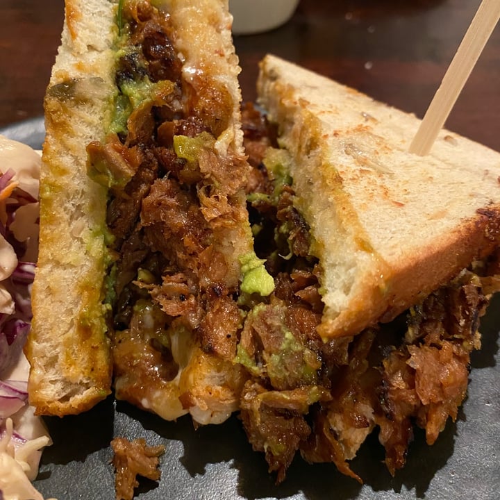 photo of Café Vegetal Sándwich pulled no-pork shared by @robertoarias on  29 Jun 2022 - review