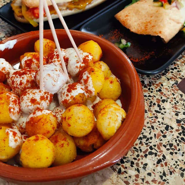 Foto do prato “Patatas con salsa de queso”