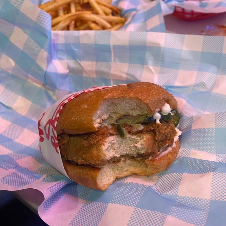 photo of Monty's Good Burger Charlie’s Chick’n Sandwich shared by @naomiyokoda on  11 Feb 2022 - review