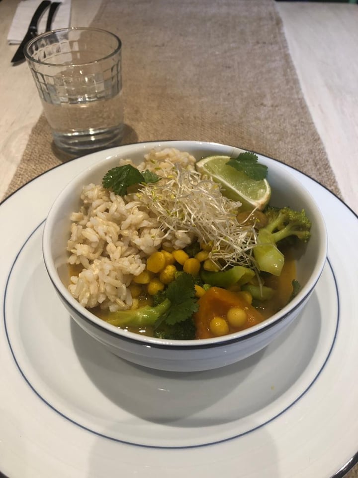 review photo of Rawdical Kitchen Curry de garbanzos/Hamburguesa BBQ/Tarta de limón/ Muffin de dátiles shared by @monimassaro on 03 Jul 2019 - review