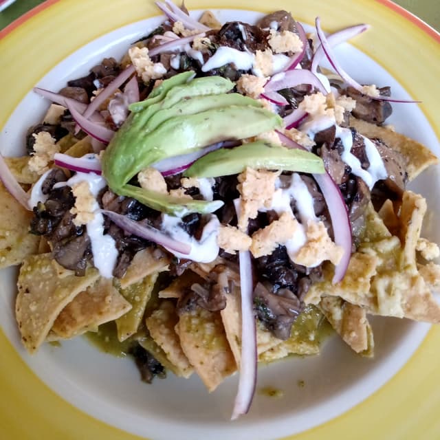 「Chilaquiles verdes con hongos」の料理の写真