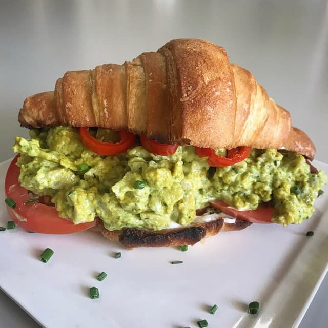 Foto do prato “Vegan Chicken Pesto Croissant”