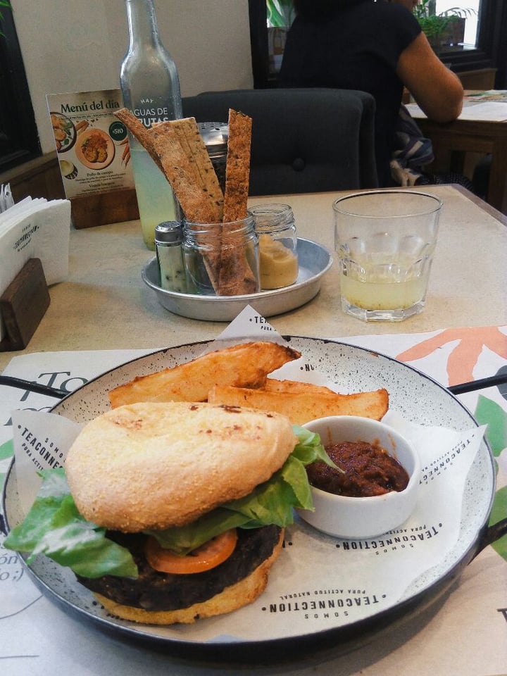 photo of Tea Connection Madre Burga con papas shared by @belvegan on  26 Feb 2020 - review