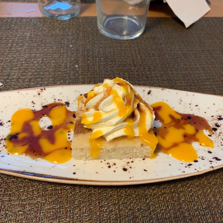 photo of Beagle Restaurant Bizcocho con nata y crema de mango shared by @jviv98 on  21 Aug 2021 - review