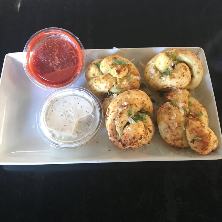 photo of Virtuous Pie Garlic Knots shared by @dakikubi on  01 Sep 2019 - review