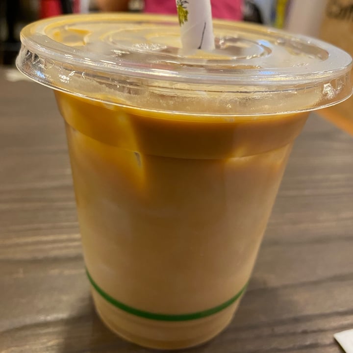photo of Everyday Vegan Cafe Iced Oat Latte shared by @biapol on  07 Nov 2021 - review