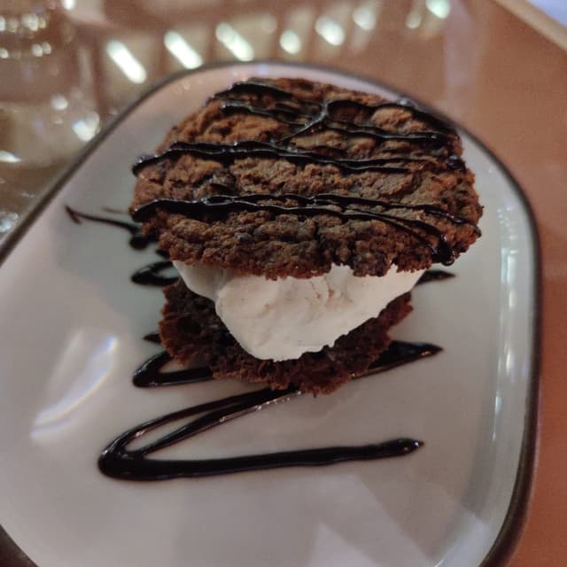 Foto do prato “chocolate chip cookie sandwich”