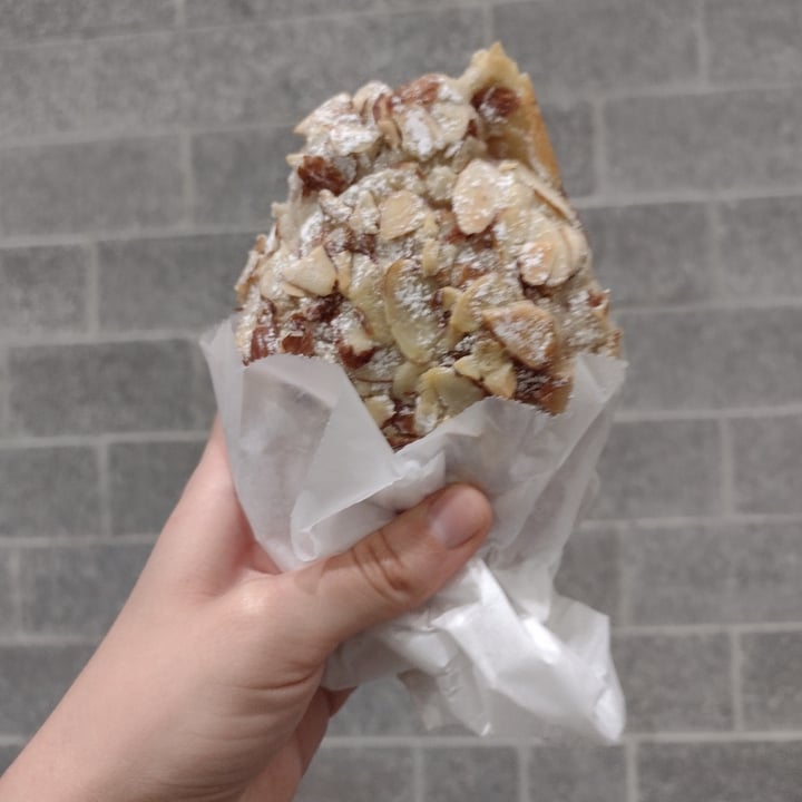 review photo of LEVEL V BAKERY Almond Croissant shared by @chantellea on 04 Jun 2022 - review