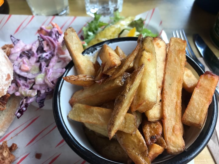 photo of Eat Me Cafe Veggie burger with pulled jackfruit shared by @maggiefilipponi on  17 Aug 2019 - review