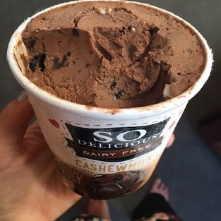 photo of So Delicious Dairy Free Chocolate Cookies N' Cream Cashewmilk Frozen Dessert shared by @bunkerking37 on  29 Apr 2020 - review