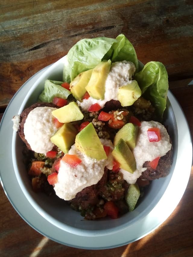 「Beans Falafel Salad Bowl With Tahini」の料理の写真