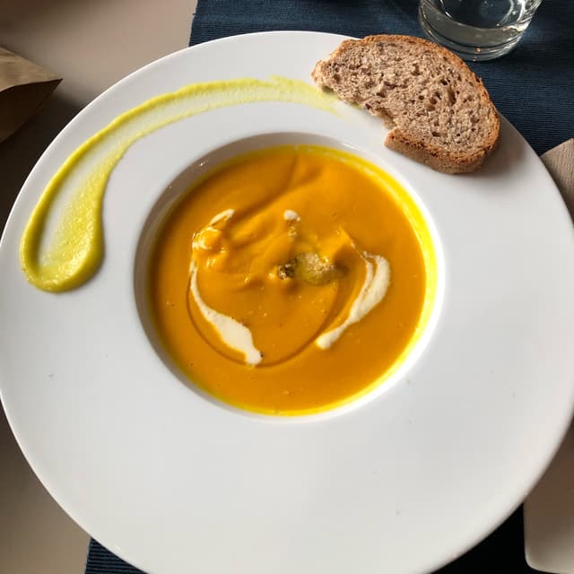 「vellutata di zucca con crema di mandorle」の料理の写真