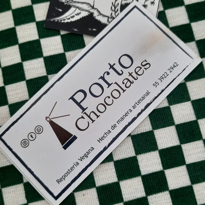 photo of Porto chocolates vegan macarrón de mango shared by @uvazombie on  19 Jun 2022 - review