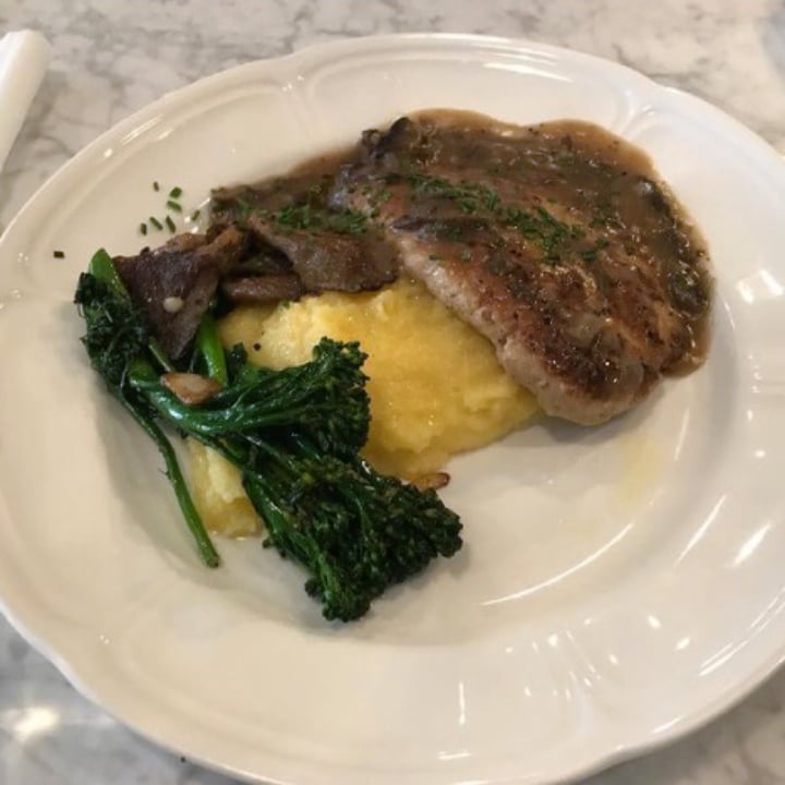 photo of Willow Vegan Bistro Porcini Chick’n Marsala shared by @izoldat on  07 Mar 2021 - review