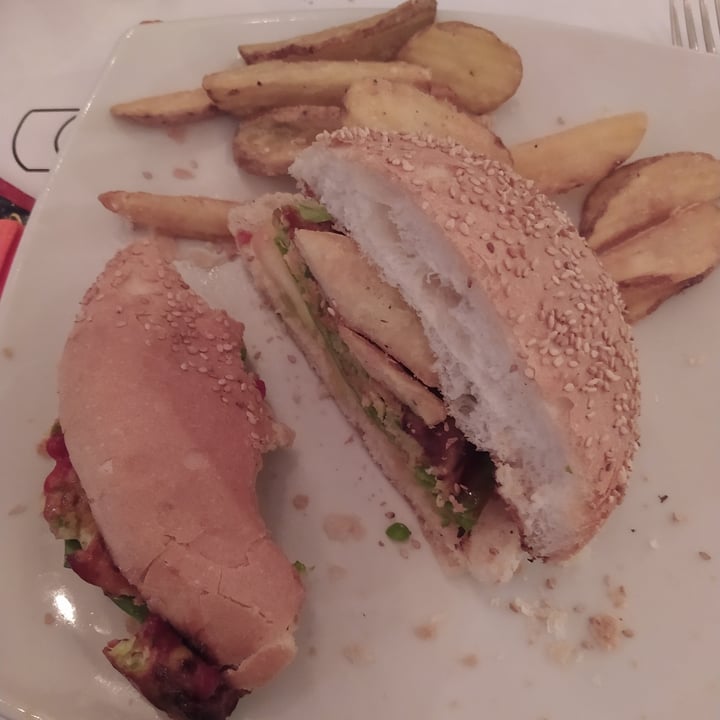 review photo of James Dean Pub&Restaurant Vegetarian burger shared by @tina5 on 17 Jul 2022 - review