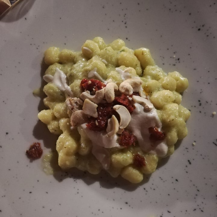 photo of L'OV Osteria Vegetariana Gnocchetti al Pesto Di Erbe Anacardi E Pomodorini Secchi shared by @mila94 on  30 May 2022 - review