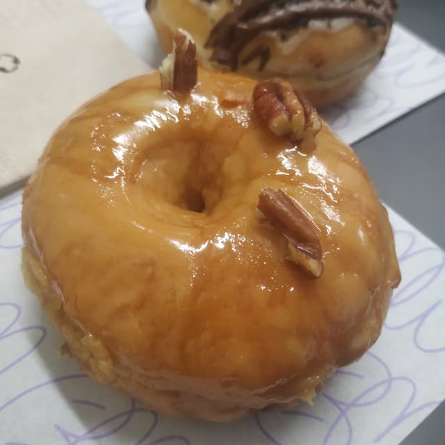 Photo of the dish “Donut glaseado con nueces pecanas”