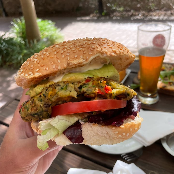 photo of Brick Lane Eatery Century City BLE Veggie/Vegan BURGER shared by @upmyeco on  04 Dec 2022 - review