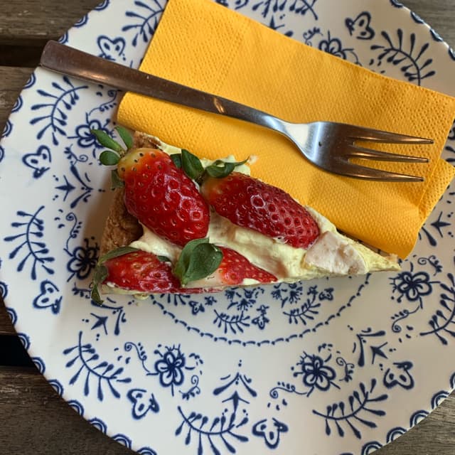 Foto del piatto “Torta con crema chantilly e fragole”