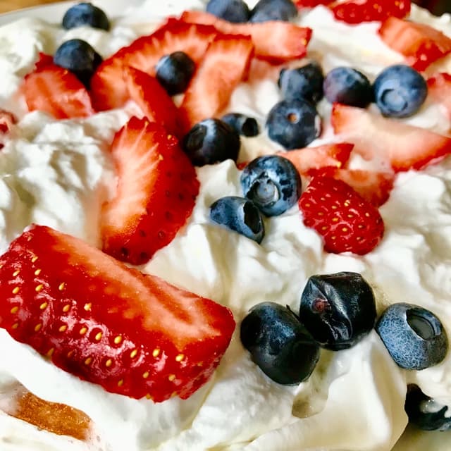 菜肴“Berries And Cream Waffle”的照片