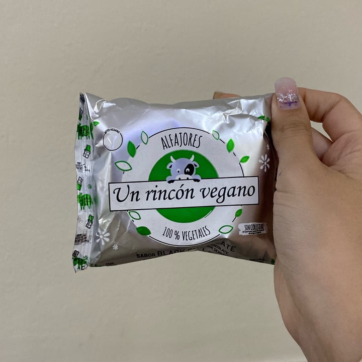 photo of Un Rincón Vegano Alfajor Black Chocolate shared by @luciagiacomo on  17 May 2022 - review