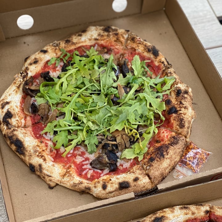 photo of ZAZZ Pizza Veganized Margarita Pizza With Arugula And Tomatoes shared by @peasfulpea on  19 Feb 2022 - review