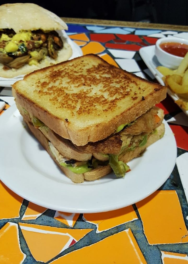 photo of LA CAMELIA VEGAN BAR Sandwich de seitán shared by @panchistico on  07 Mar 2020 - review