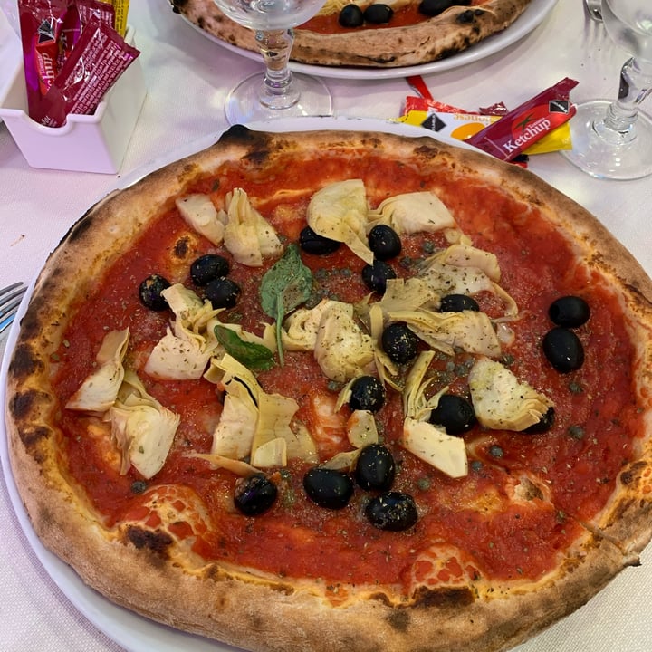 photo of Ristorante pizzeria Rosmarino pizza rossa con capperi olive nete e carciofini shared by @pier64 on  27 Nov 2022 - review