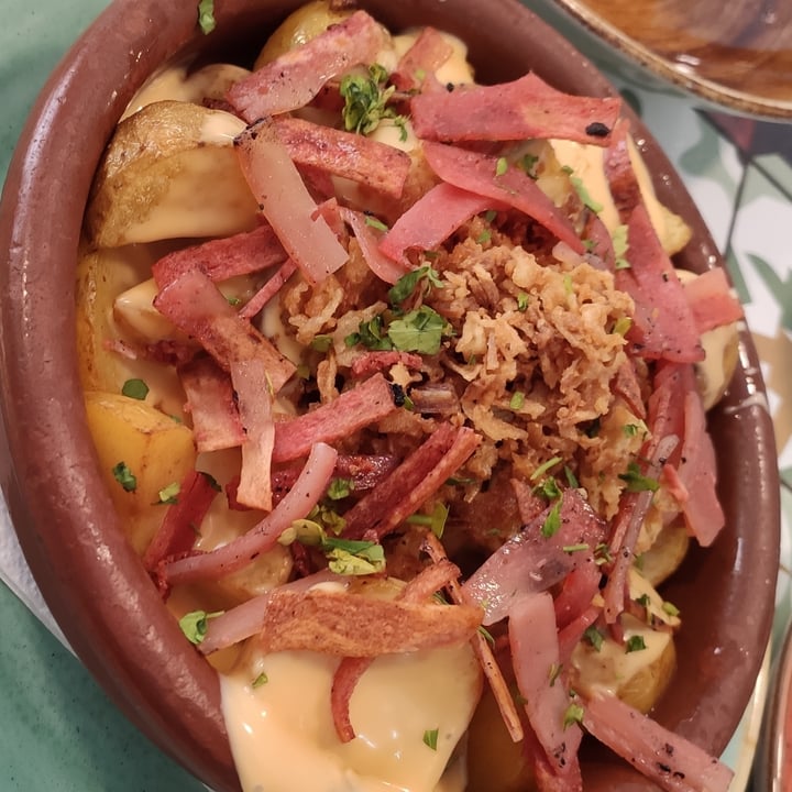photo of Distrito Vegano Patatas con vacon y queso shared by @lamoki on  20 Jun 2021 - review