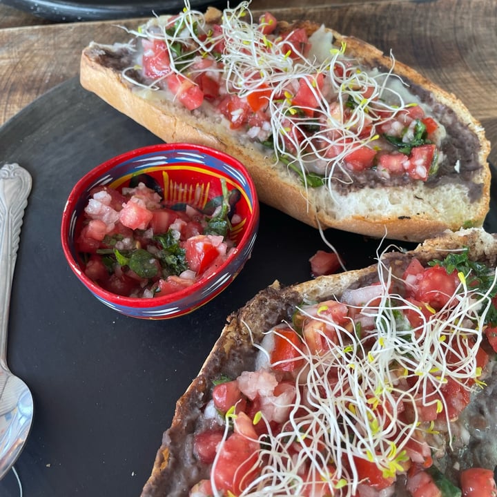 photo of Los Muchitos Comida Vegana Molletes shared by @danielaqo on  02 Nov 2022 - review