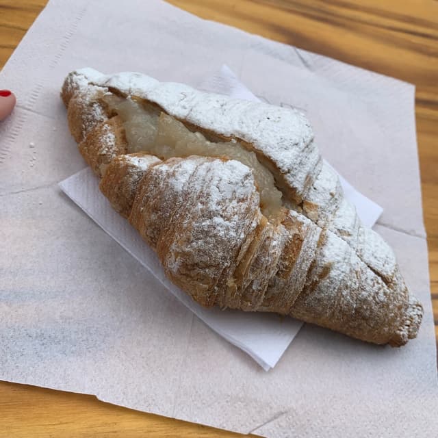 菜肴“Croissant De Pastelera”的照片