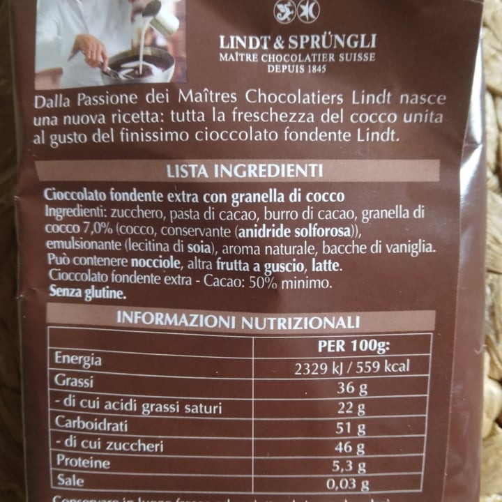 photo of Lindt Cioccolata Fondente con Pezzi di Cocco shared by @giuliacarosio on  02 Nov 2022 - review