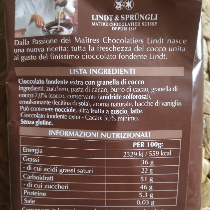 review photo of Lindt Cioccolata Fondente con Pezzi di Cocco shared by @giuliacarosio on 02 Nov 2022 - review