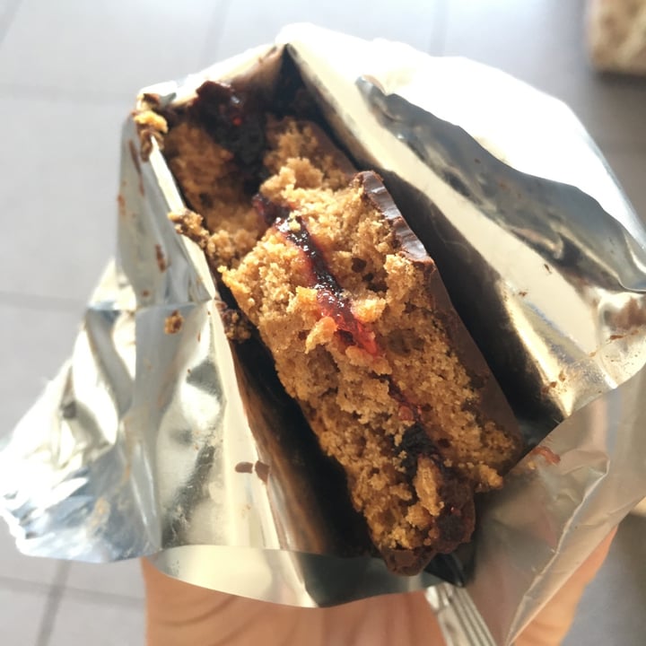 photo of Cometa Alfajor De Frutos Rojos shared by @claracartasegna on  04 Dec 2022 - review