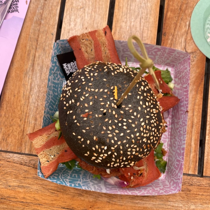 photo of Vegan Junk Food Bar Royal smash burger shared by @barlaxena on  28 Jul 2022 - review
