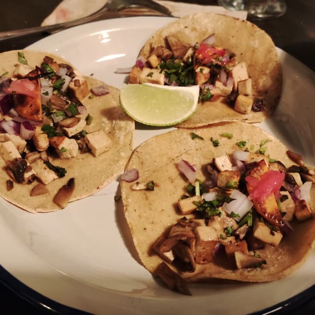 菜肴“Taco Tofu Y Champiñones”的照片