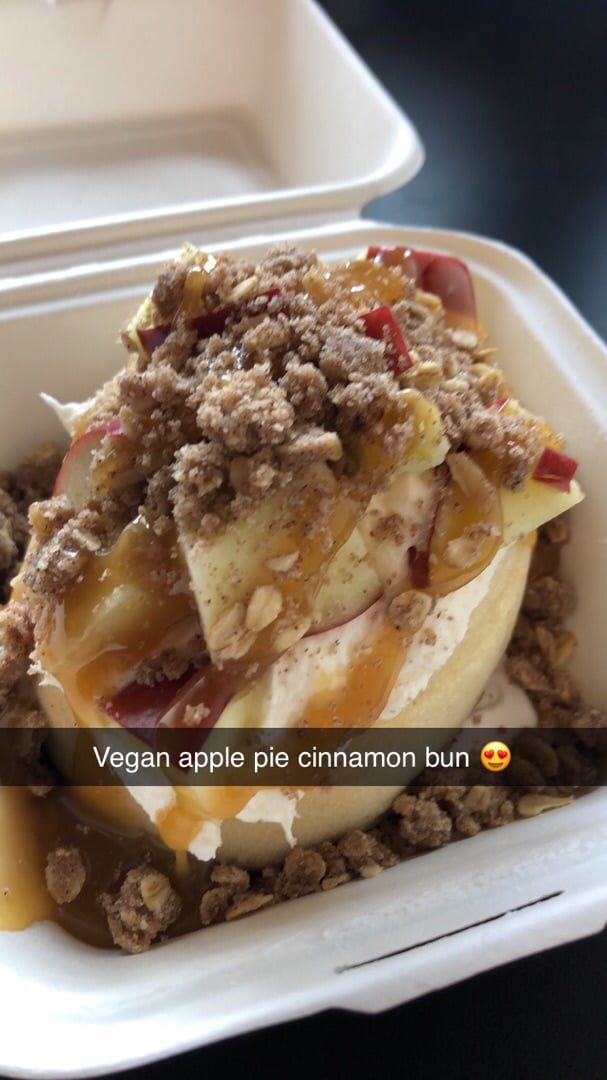 review photo of Cinnaholic Apple Pie Cinnamon Bun shared by @gardentvarietyveg on 24 Nov 2019 - review