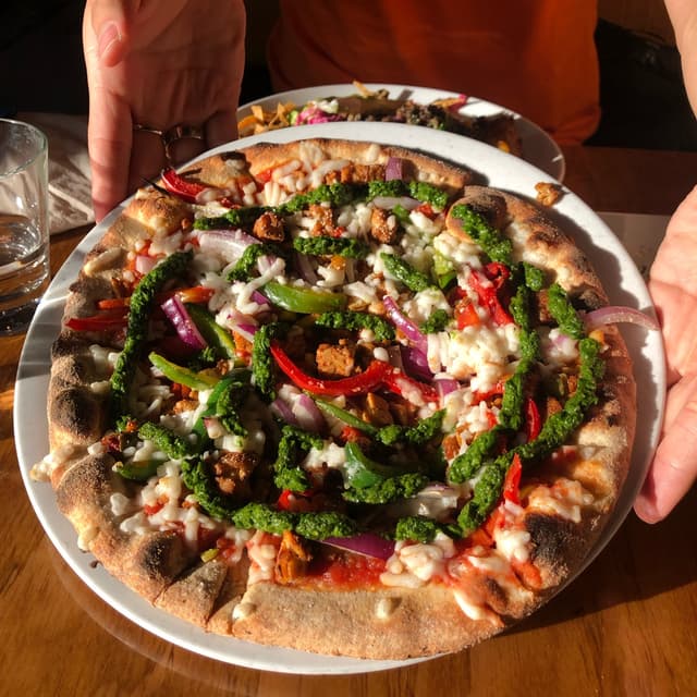 「‘Sausage’, Pepper, And Onion Pizza」の料理の写真
