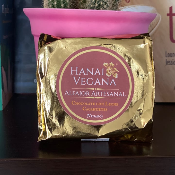 photo of Hanai Vegana Alfajor de chocolate con leche (vegana) y cacahuetes shared by @belendharmakat on  17 Dec 2020 - review