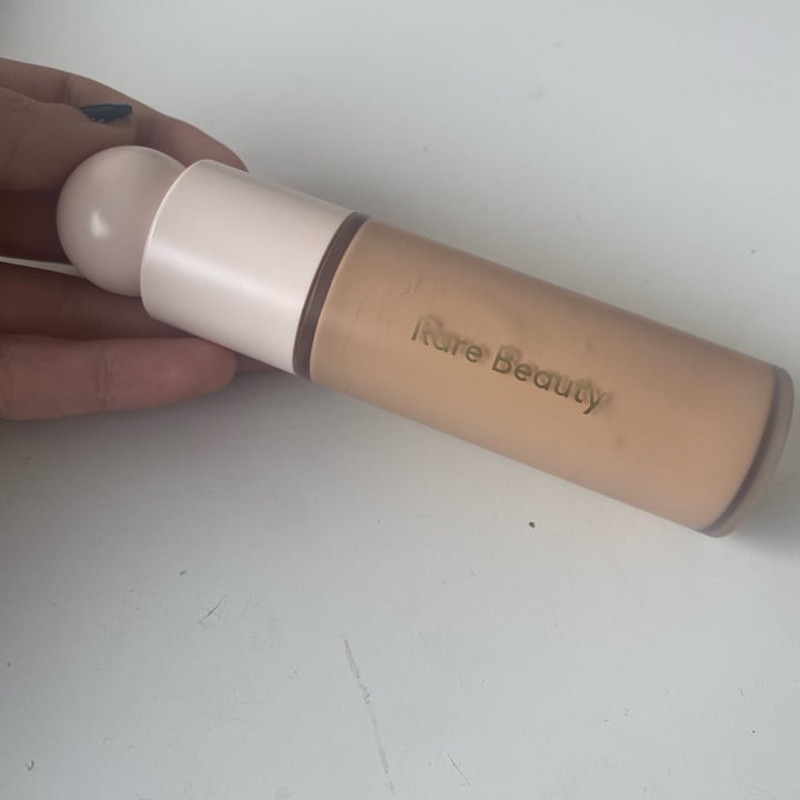 review photo of Rare Beauty Liquid Touch Foundation shared by @izaskunsantos on 31 Oct 2022 - review